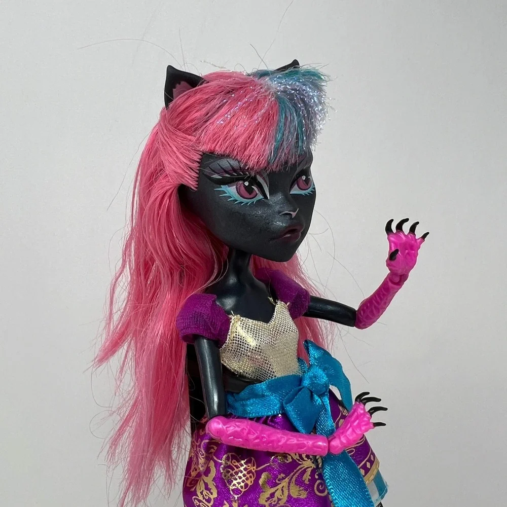 Monster High Catty Noir Boo York Doll Pink Black Feline Pop Star Figure CJF27